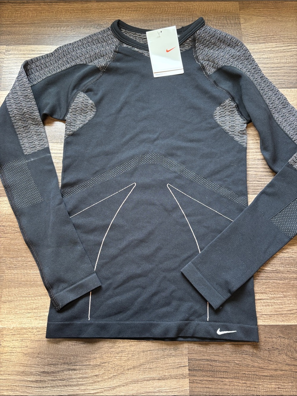 NWT Nike Dri-FIT seamless body-sculpting long sleeve training shirt